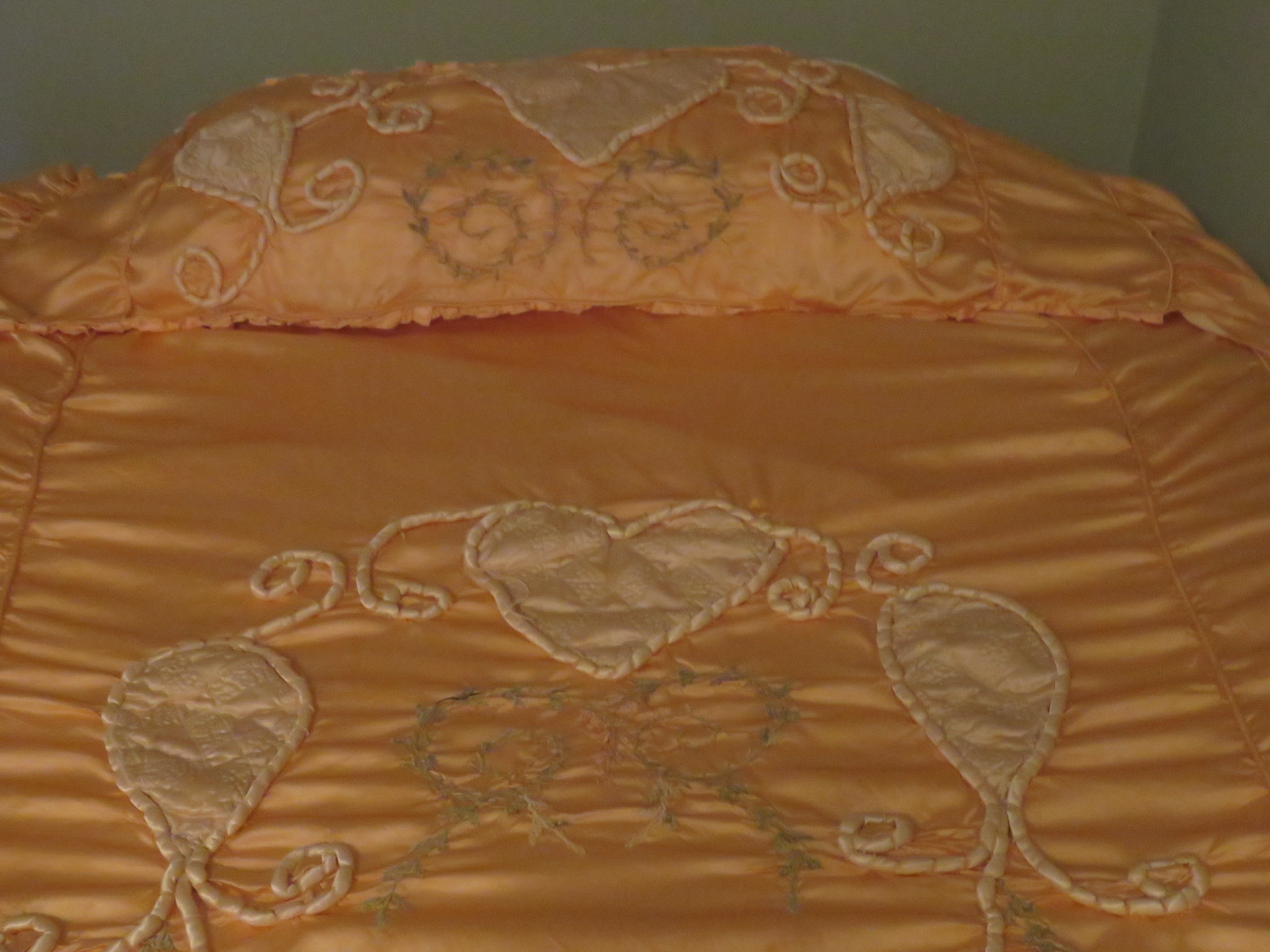 Vintage 1940's Peach Satin Bedspread Pillow Sham Cover Runner Doilies 6 pc set (L&T-475)