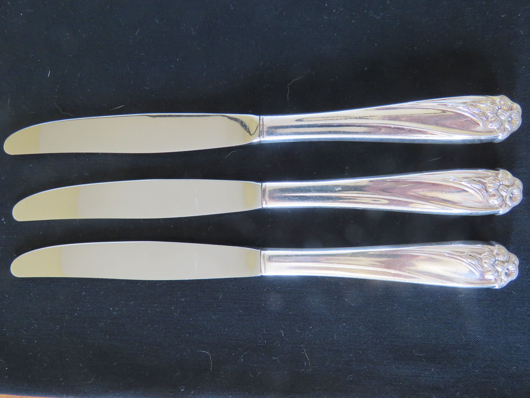 1847 Rogers Bros DAFFODIL 3 Dinner Knives Vintage 1950 Silverplate  (SIL-409)