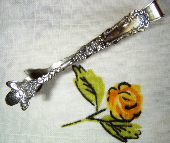 YALE WM. ROGERS SILVERPLATE Sugar TONGS Claw Feet  (SIL-93)