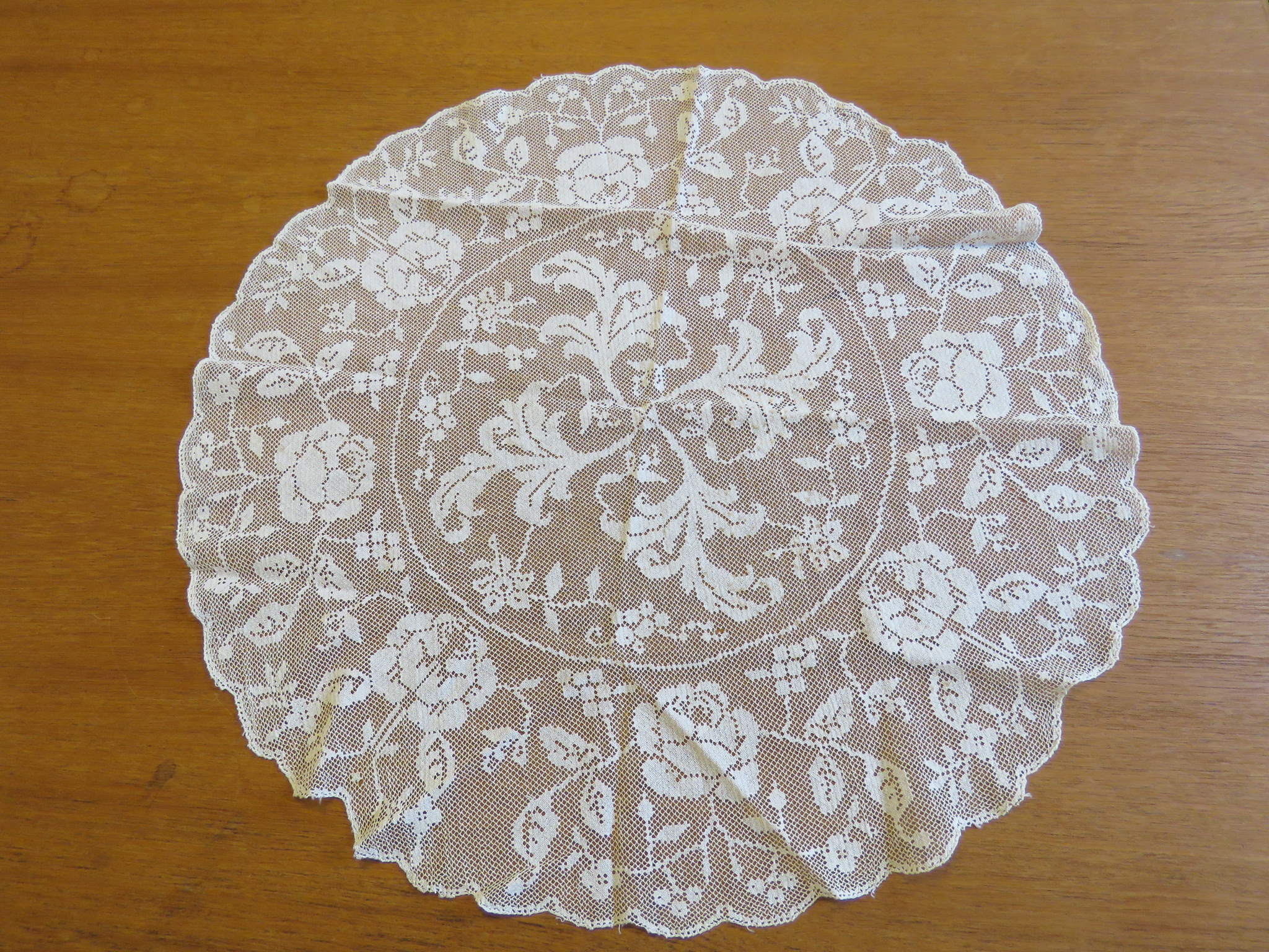 Antique Vintage Lace Table Cover Topper Centerpiece Filet Roses (L&T-152)