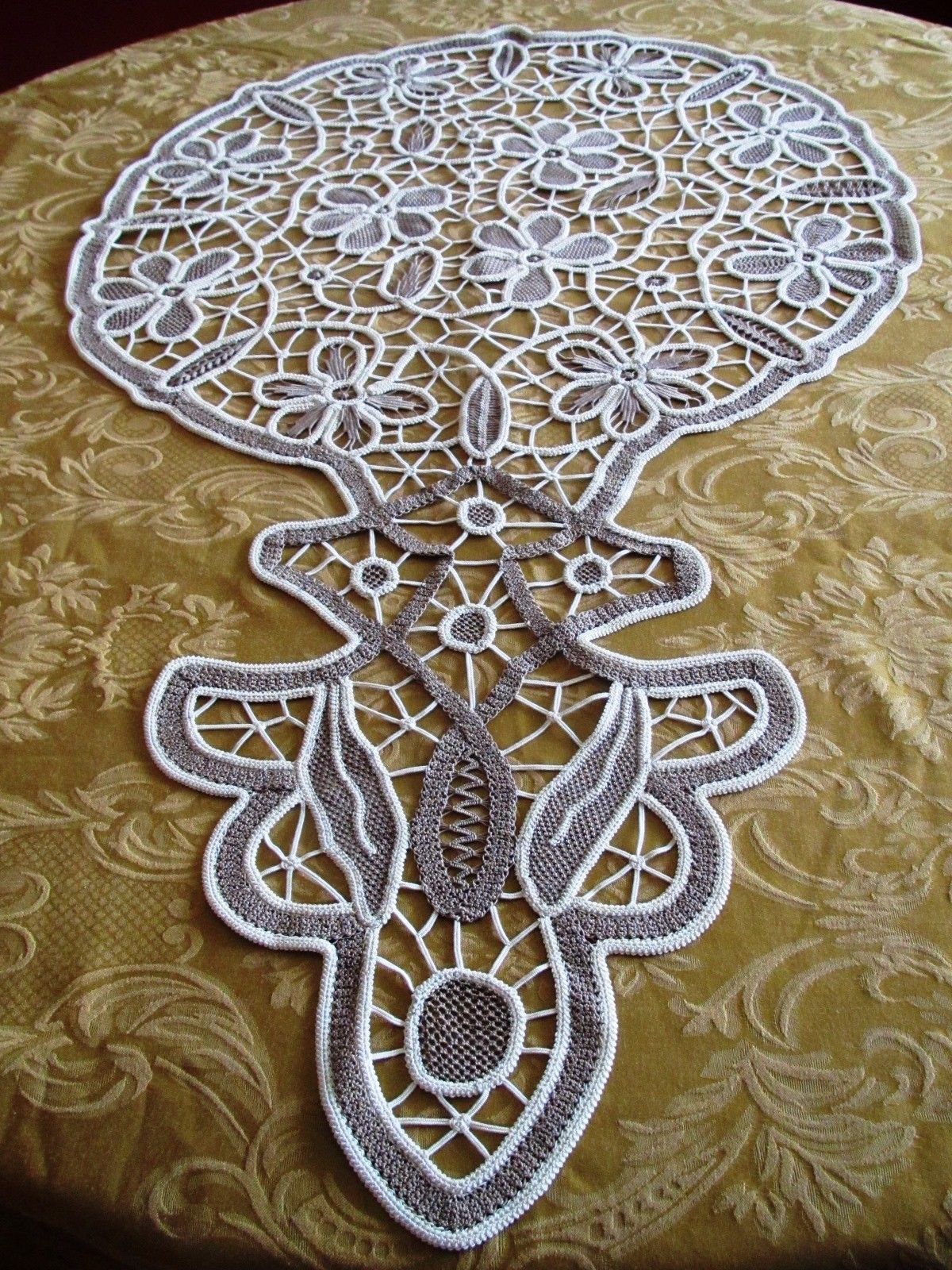 Vintage Table Runner Buffet Dresser Scarf Point Lace  (L&T-210)