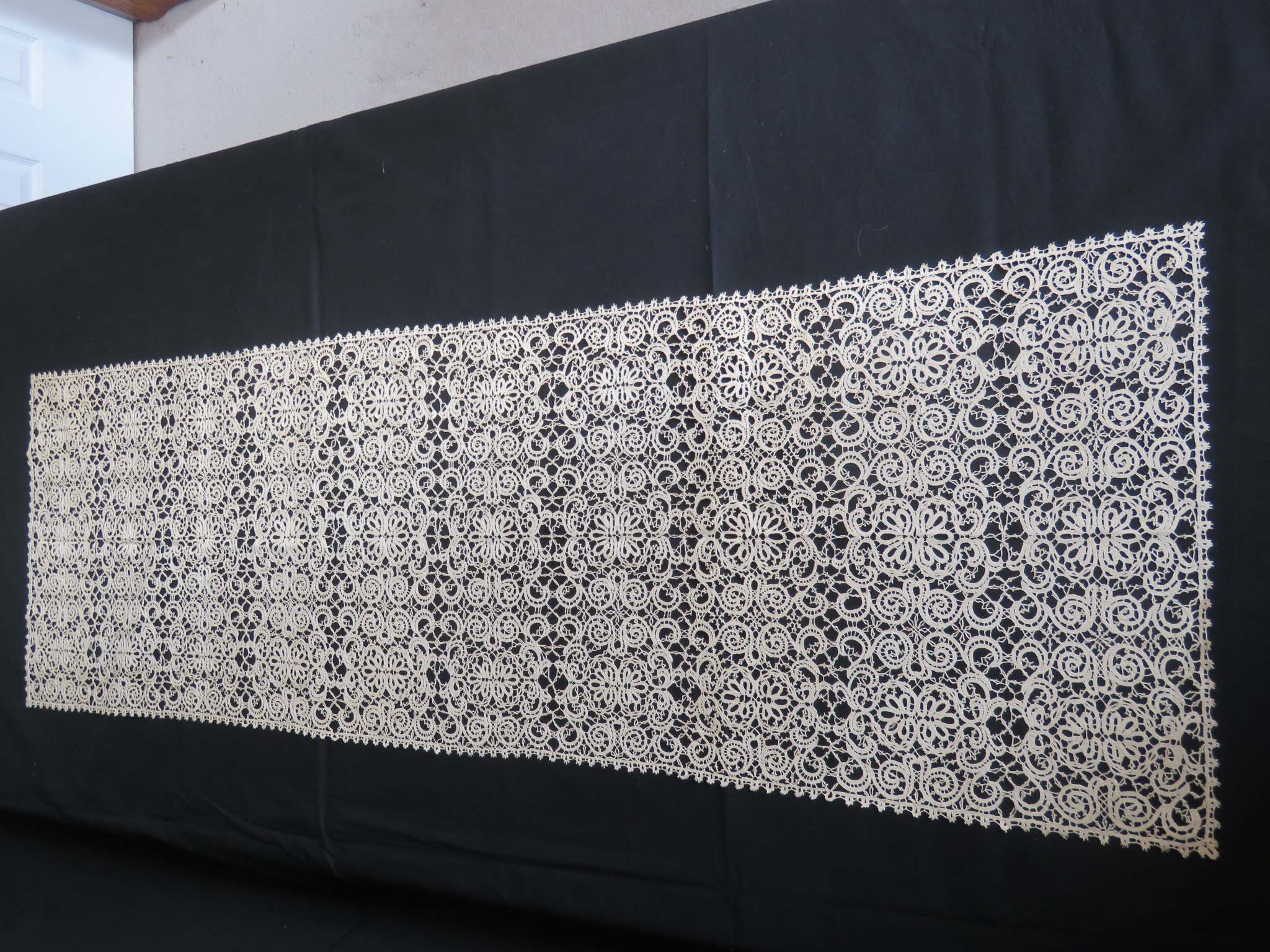 Antique Vintage Handmade Bobbin Lace Table Runner Ecru European Idrija Idrian (L&T-262)