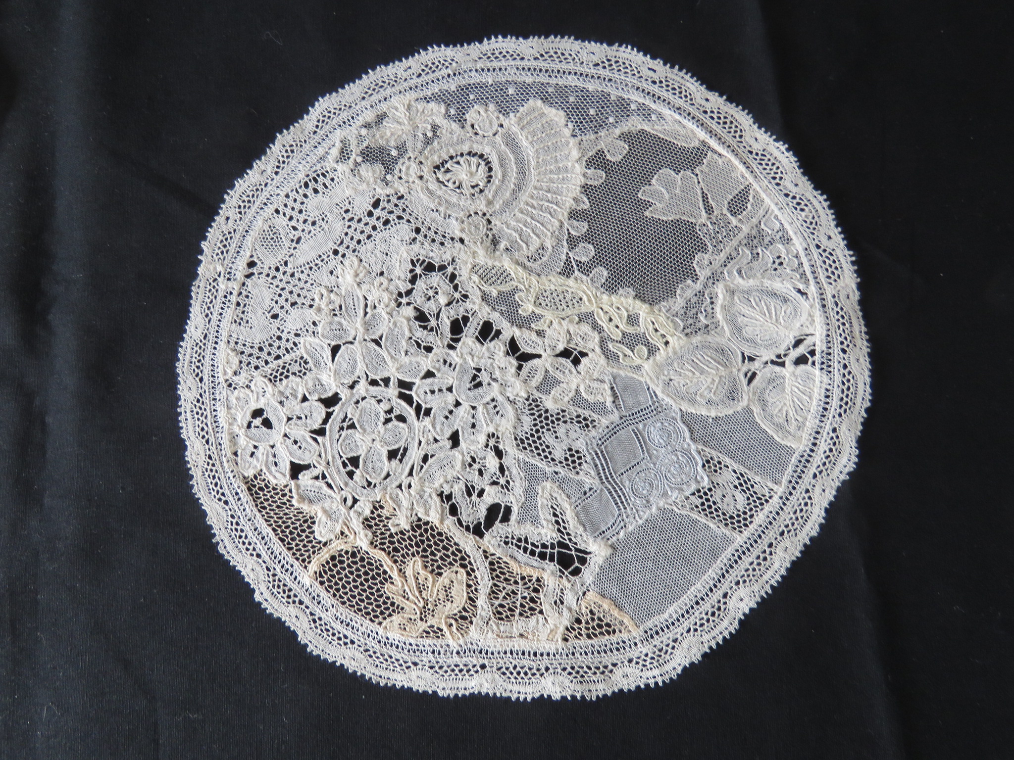 Antique Lace Doily Normandy style Brussels Duchesse Bobbin Lace Valenciennes (L&T-337)