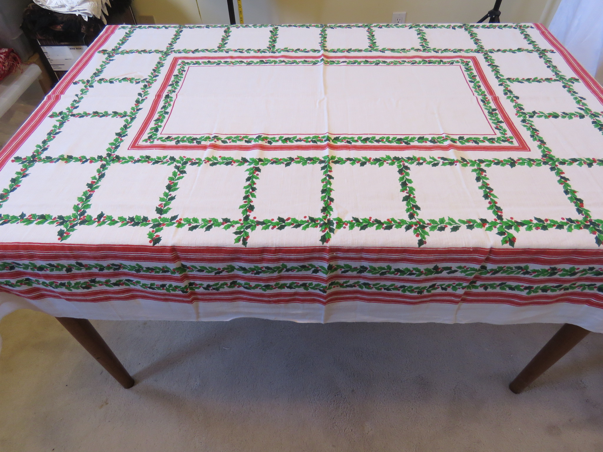 Vintage Christmas Cotton Tablecloth Holly Leaves & Berries XMAS 62" x 50" (L&T-38)