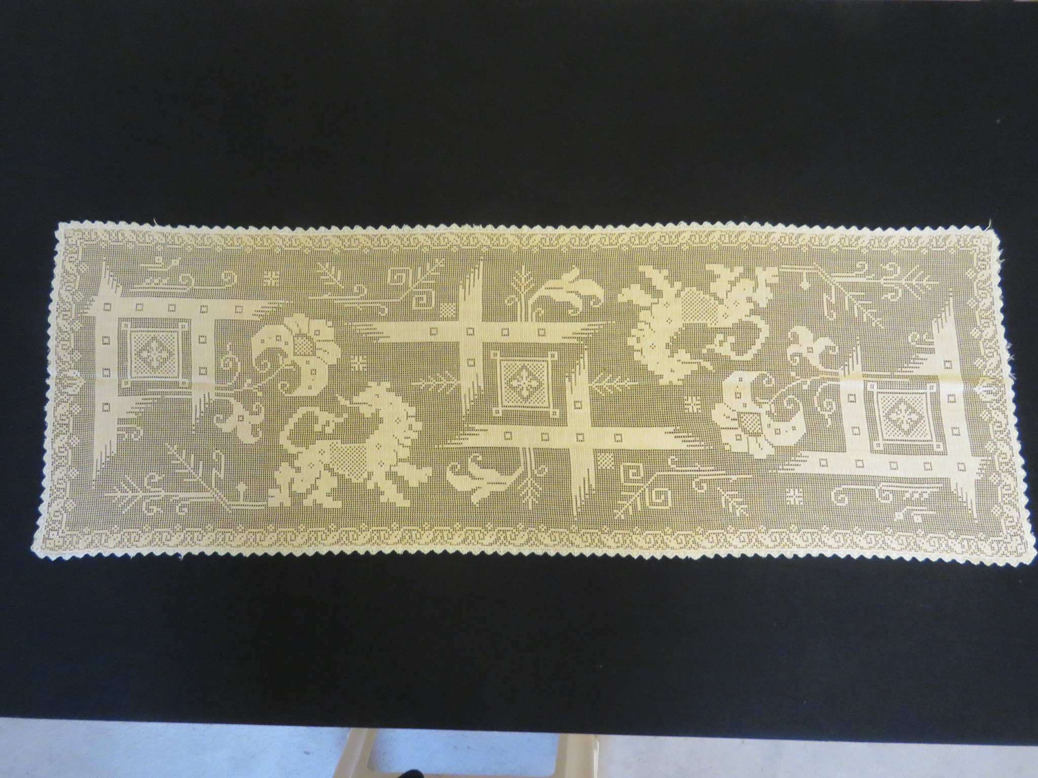 Vintage Net Figural Table Runner Dresser Scarf Mat Lion Fleur de Lis Flowers 39" x 13 1/2" (L&T-568)