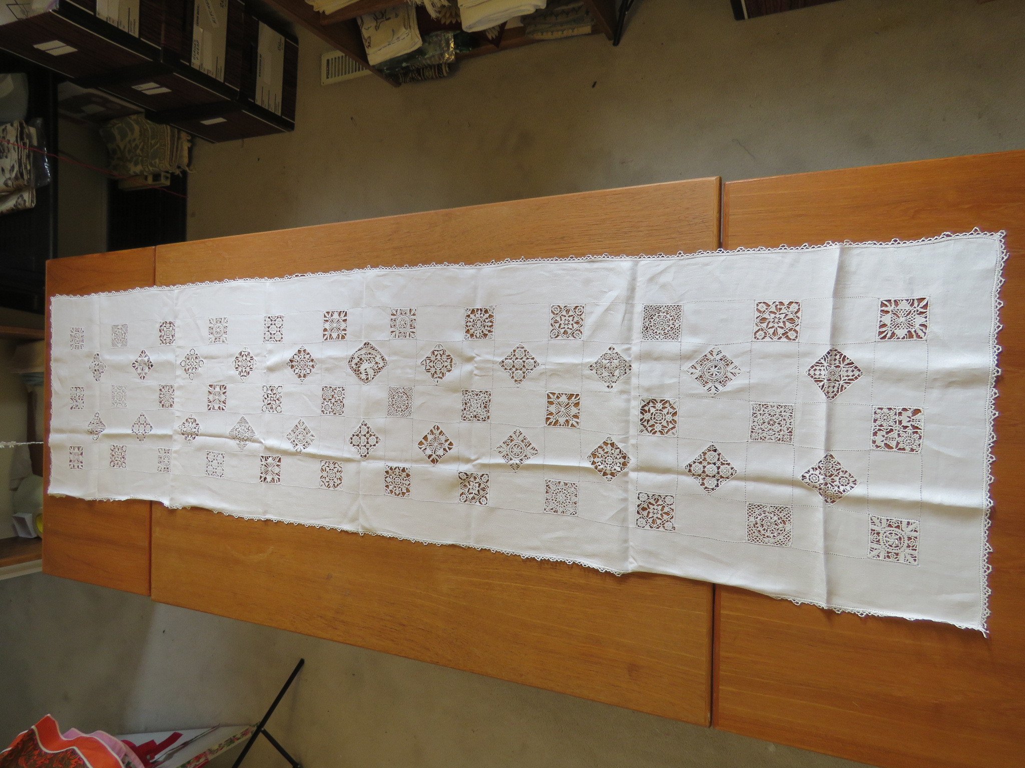 Antique White Linen Table Runner Reticella Needlelace Medallions Mantle Dresser Scarf  (L&T-570)