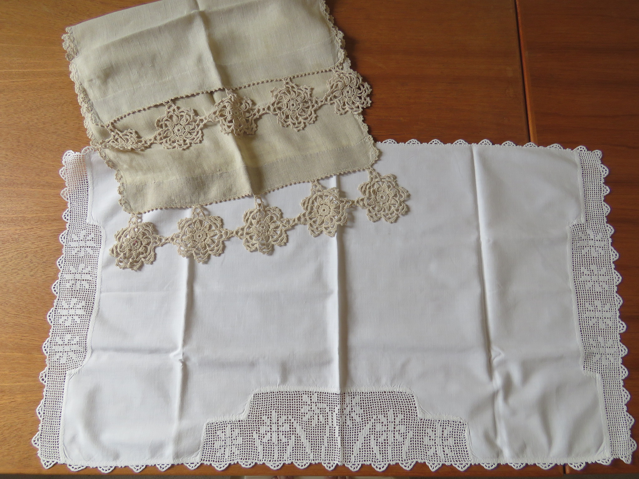 Vintage Table Runner Linen Hand Crochet Ecru Medallions Cream Cotton Dresser Scarf (L&T-704)