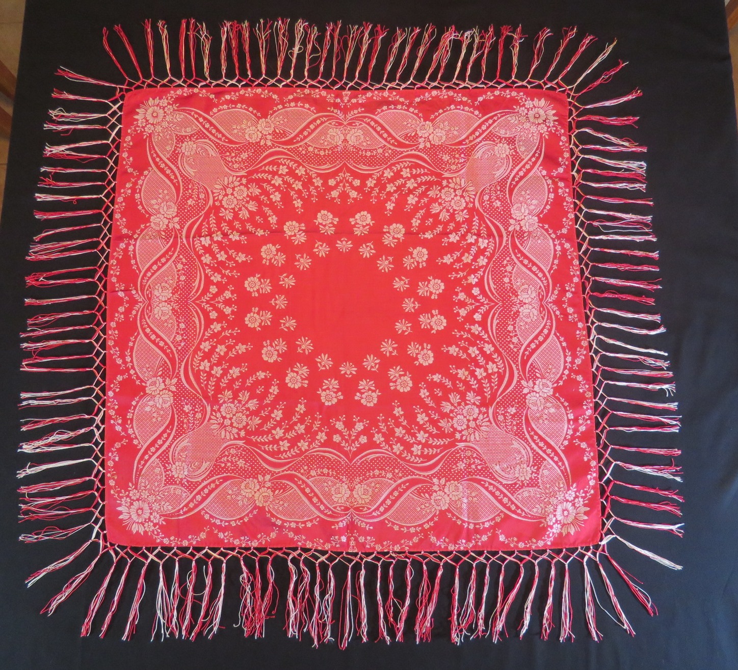 Vintage Tablecloth Table Centerpiece Cover Colorful Red White Fringe (L&T-788)