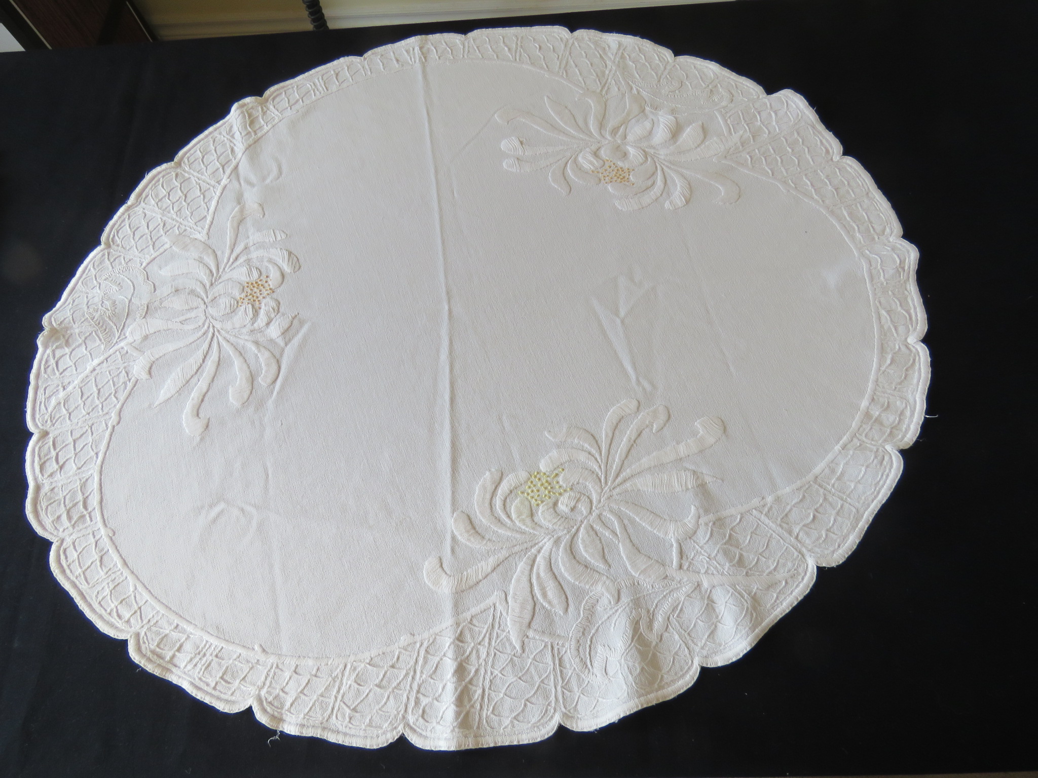 Vintage Round Tablecloth Hand Embroidered Art & Crafts Table Cover Centerpiece White Flowers (L&T-828)