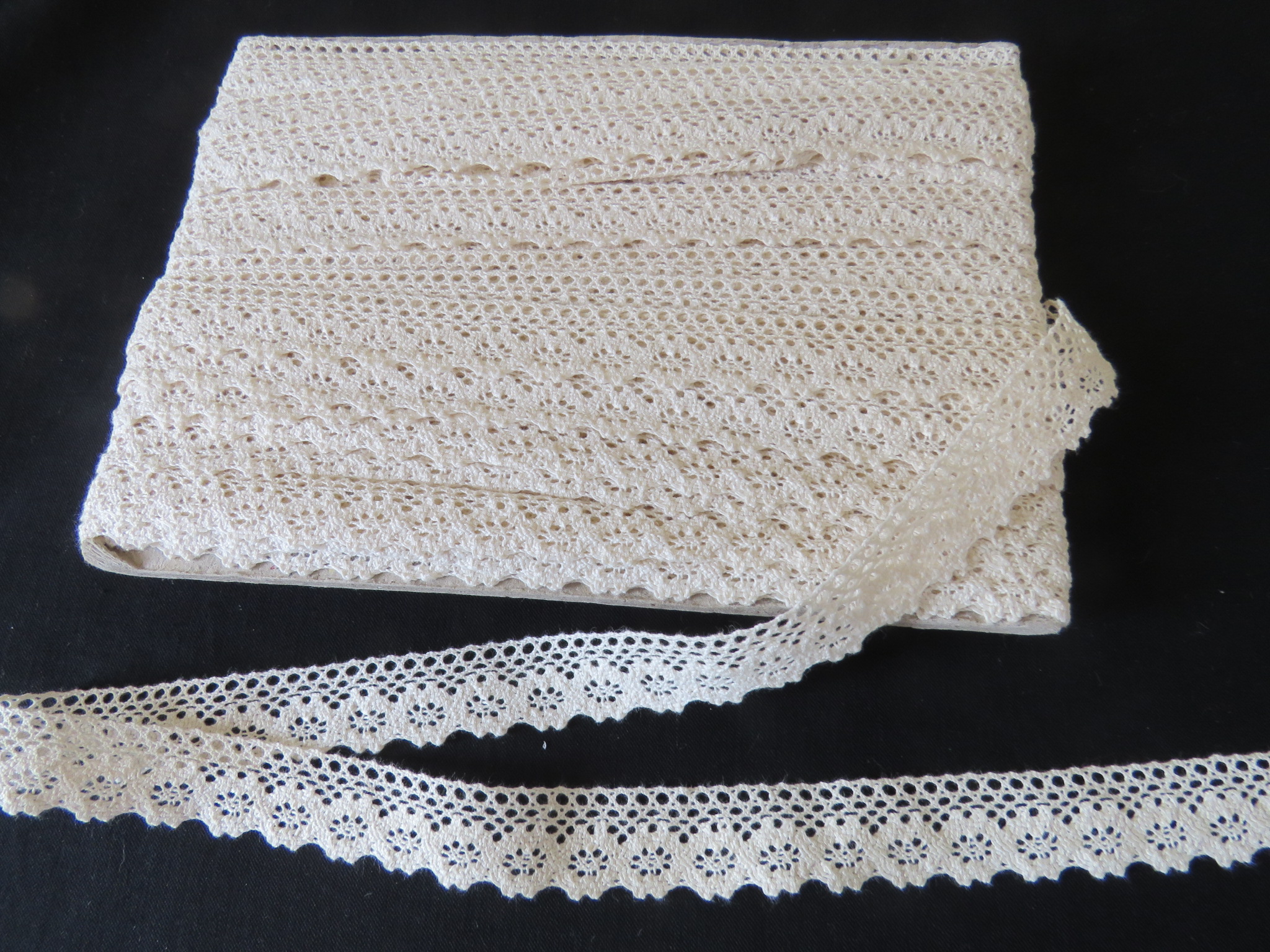 Unused Vintage Lace Trim  French Scallop Edge 3 yards x 7/8" (LAC-103)