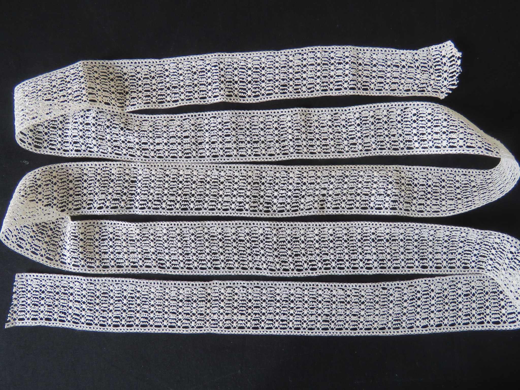 Unused Vintage Lace Trim Insertion Delicate Pattern Cream 70" x 1 2/8"  (LAC-127)