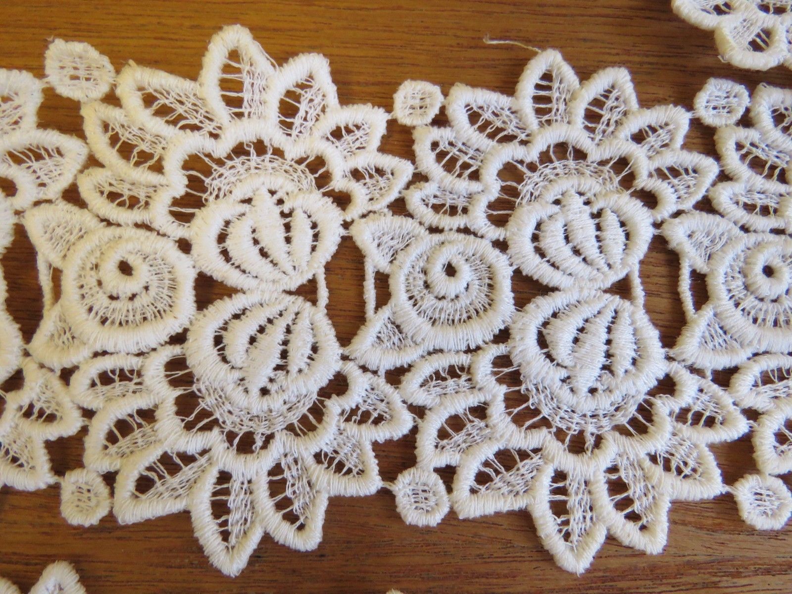 Unused Vintage Lace Trim White Embroidered 1 yard  x 3" Schiffli Flower 1960's Edging (LAC-133)