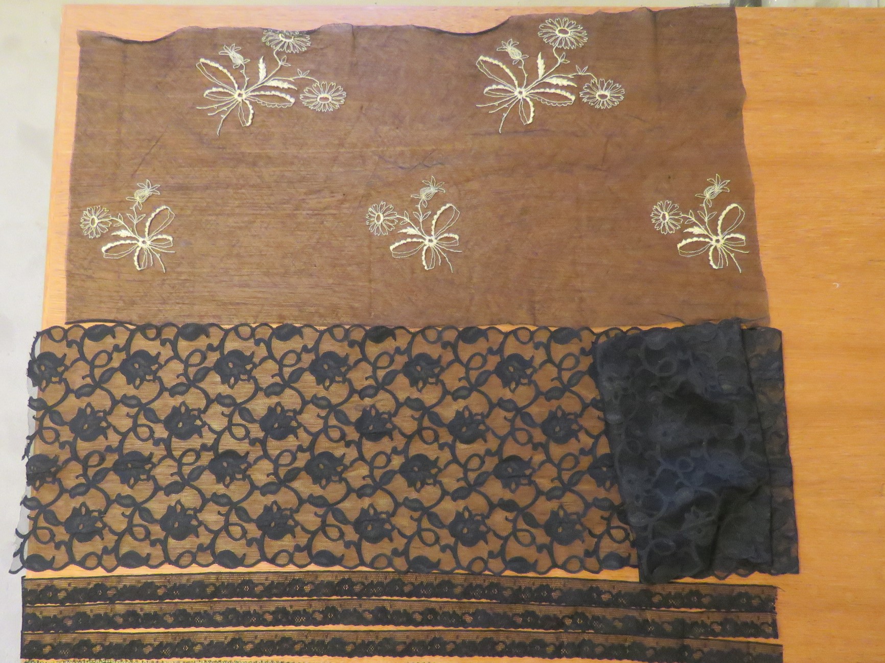 Unused 6 pc Lot Vintage Black Lace Trims Remnants Gold Lurex Velvet  (LAC-141)