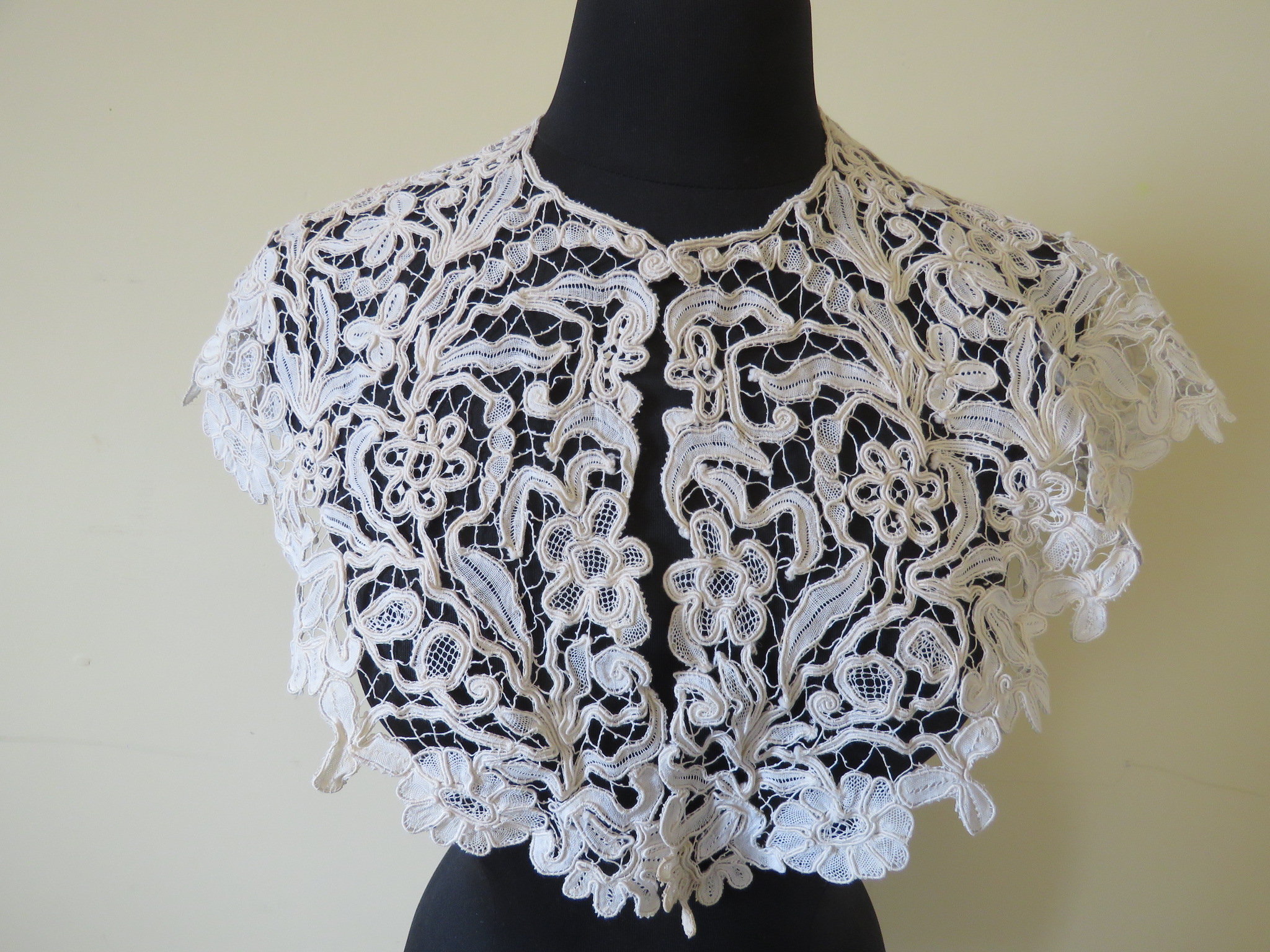 1940's Vintage Lace Ladies Collar Bertha Flower Cape Like Machine Needlelace (LAC-14)