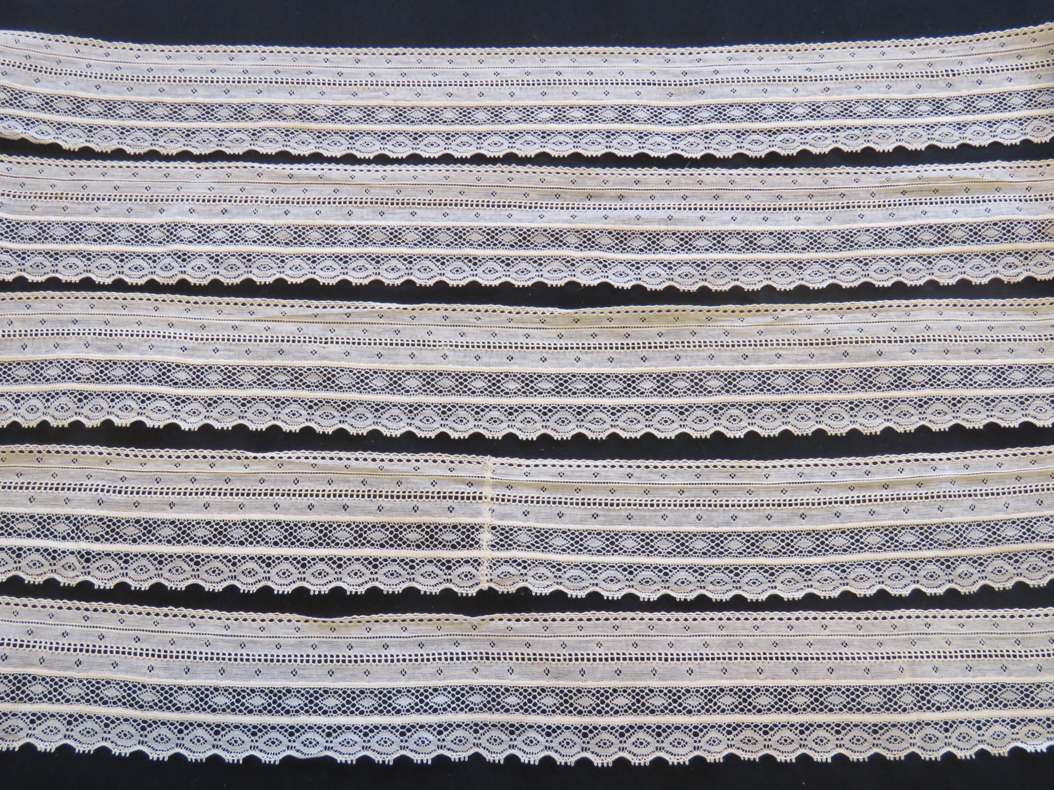 Unused Vintage Lace Trim Detailed Motif Beige 3 yards x 2" (LAC-173)