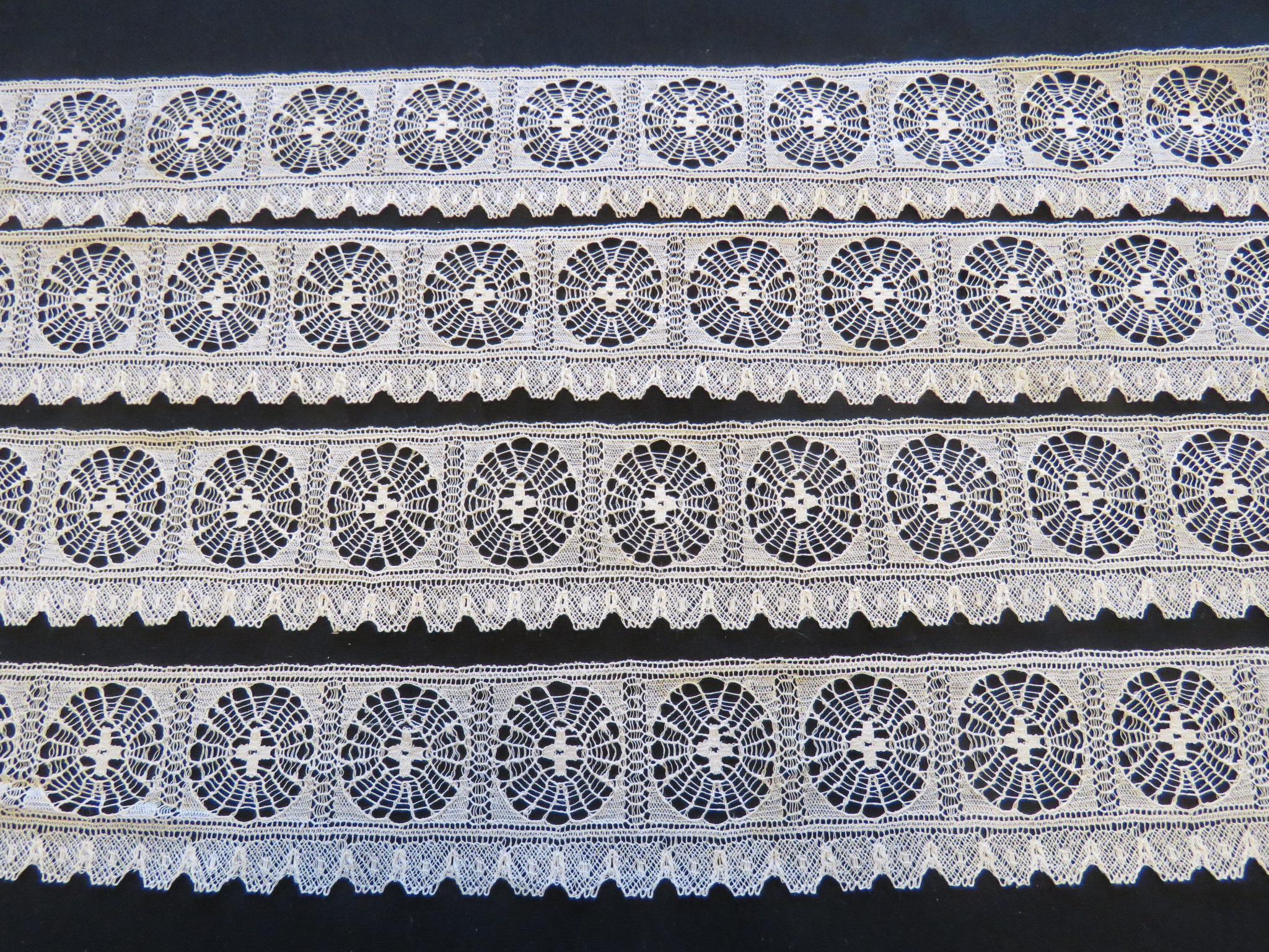 Unused Vintage Lace Trim 104" x 2" Scallop Edge Circles Motif Pale Beige (LAC-174)
