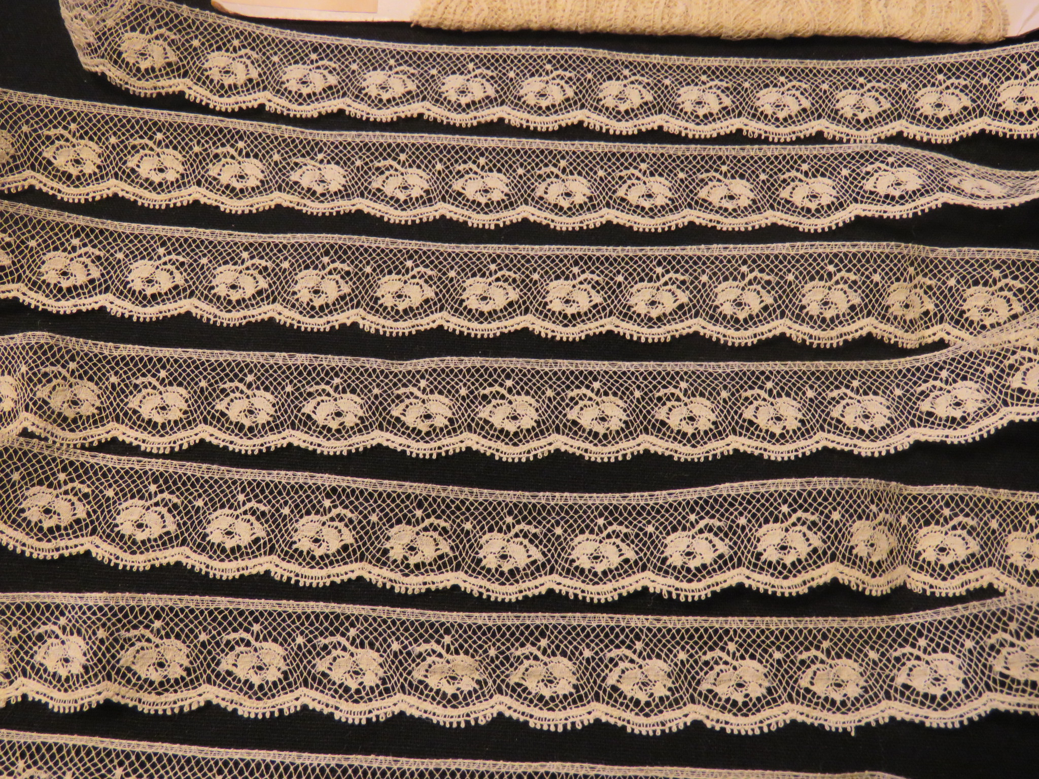 Unused Vintage Lace Trim Flower 4 yards x 6/8" French Floral Flower  (LAC-212)