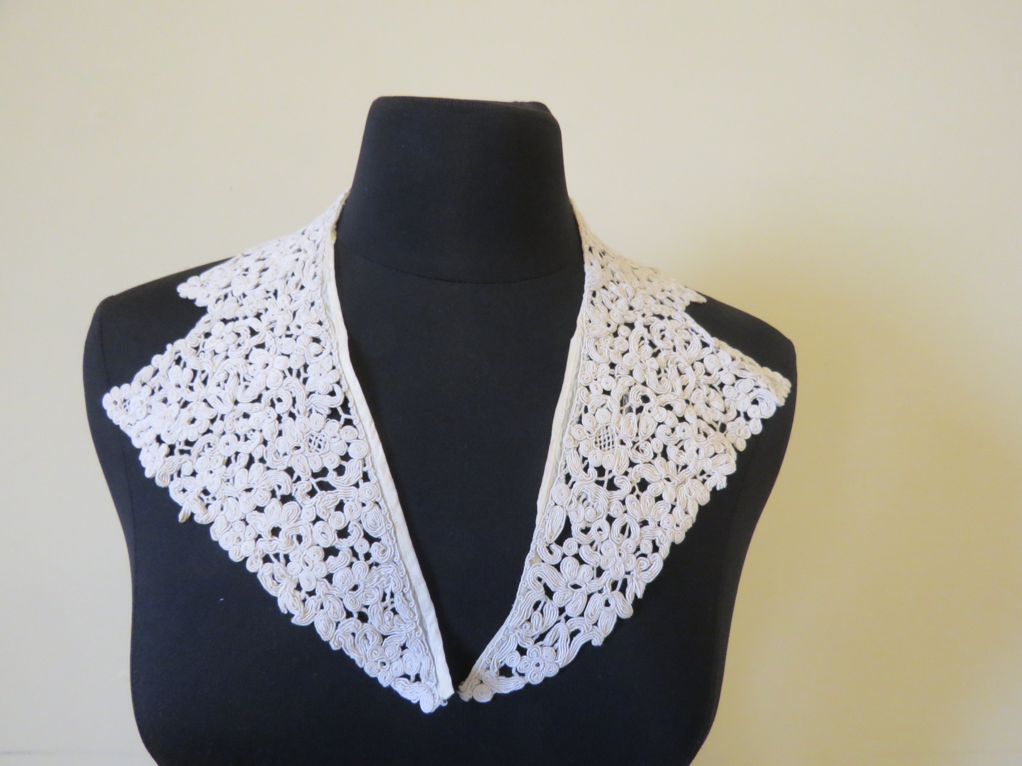 Vintage French Ladies Dress Collar Corded Intricate Flower Period Costume (LAC-22)