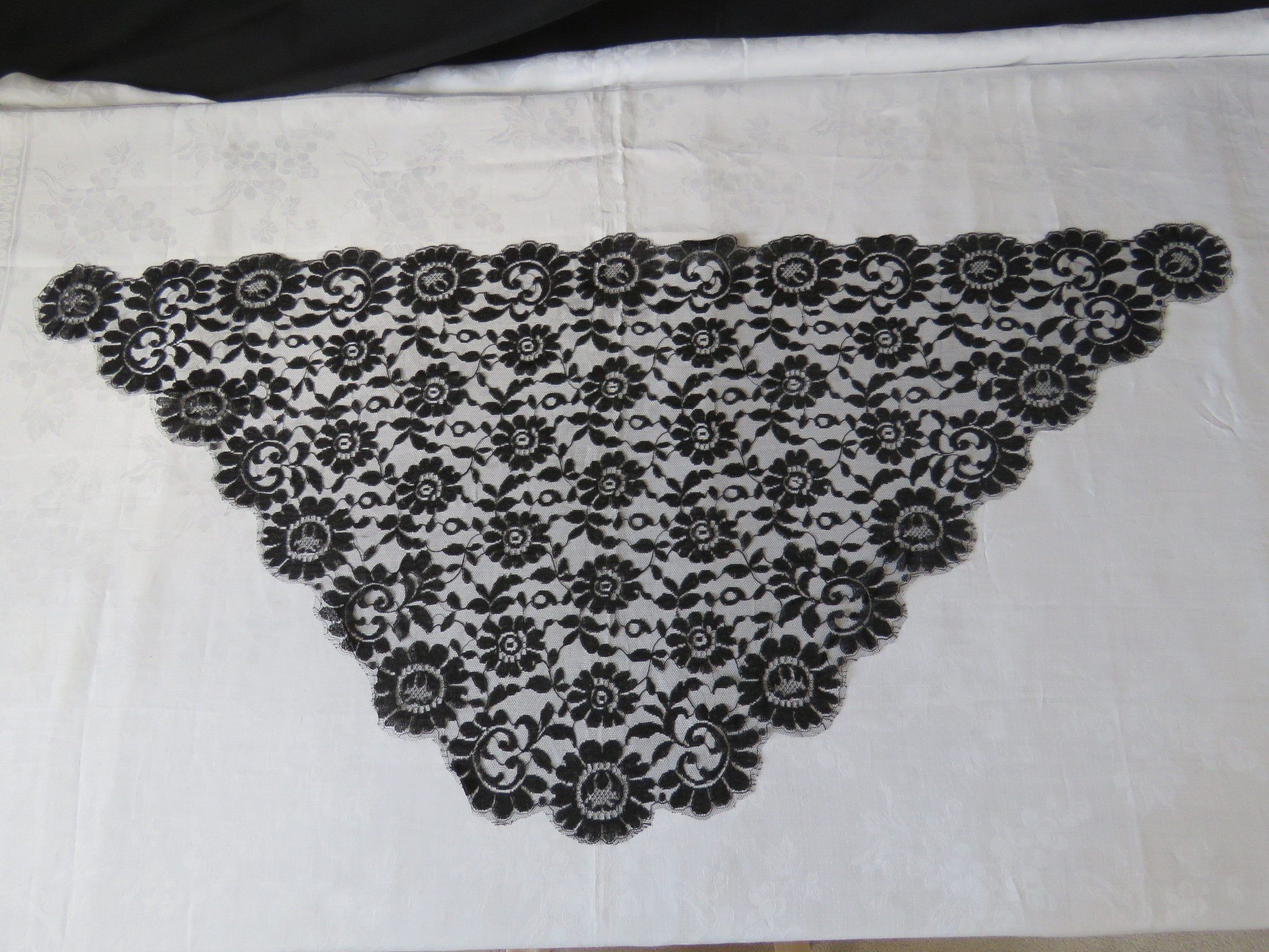 Vintage Black Lace Head Cover Scarf Flowers Triangle Mantilla Church Mourning (LAC-230)