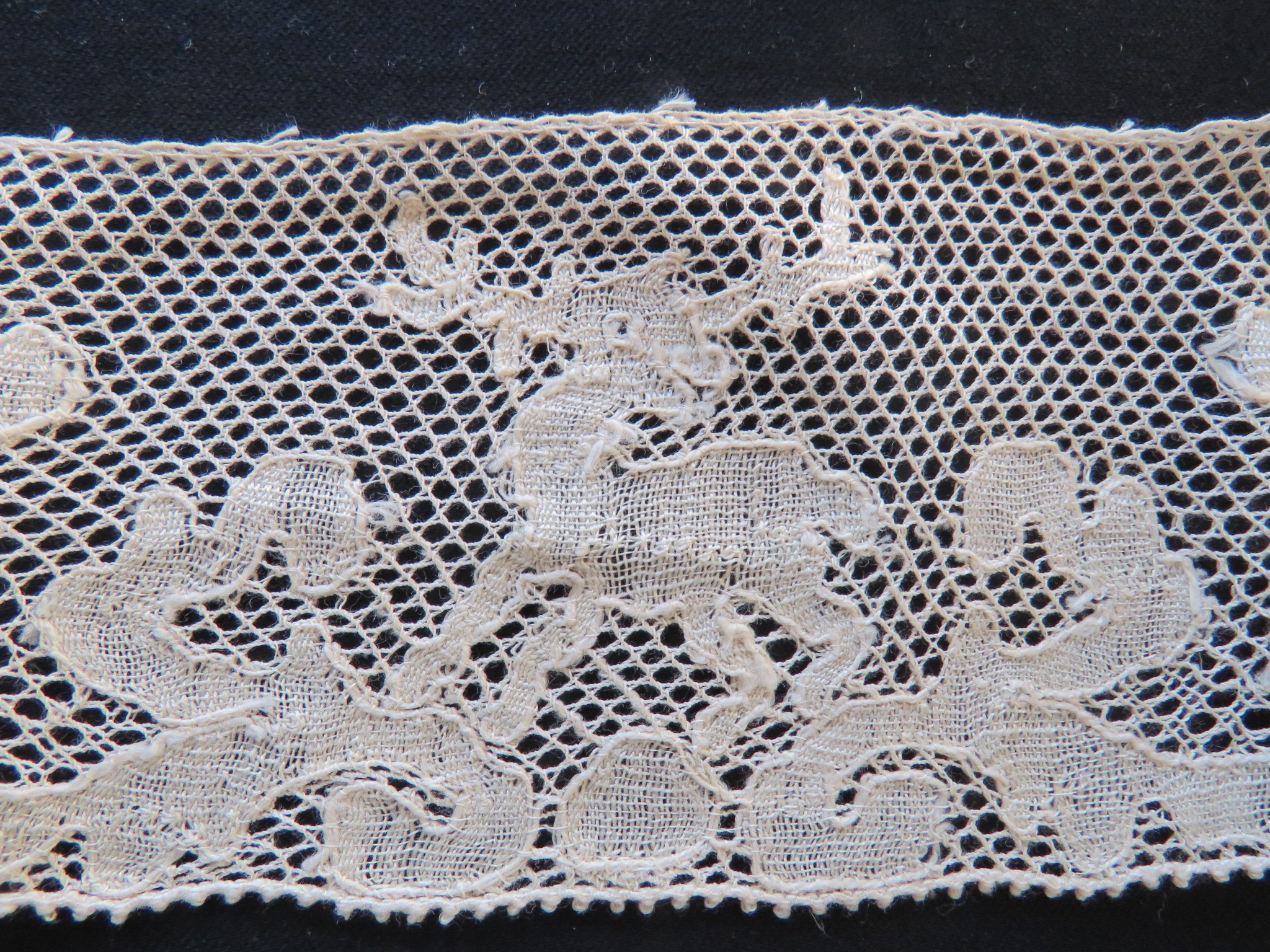 Used Vintage Lace Trim 32" x 2 1/2" Ecru Figural Deer Stag  (LAC-323)
