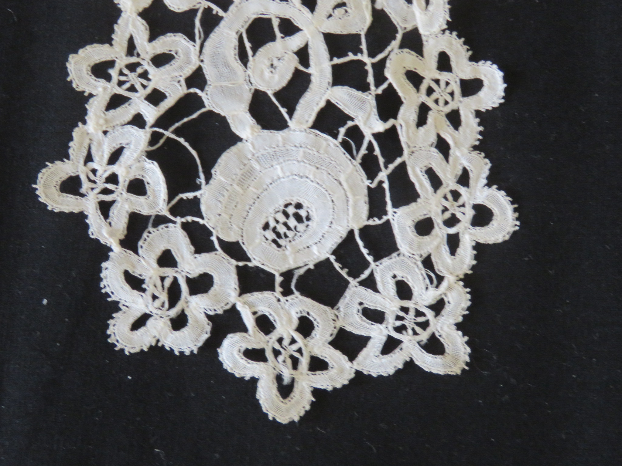 Used Vintage Lace Trim Remnant Cream Bobbin Flower dolls crafts  (LAC-328)