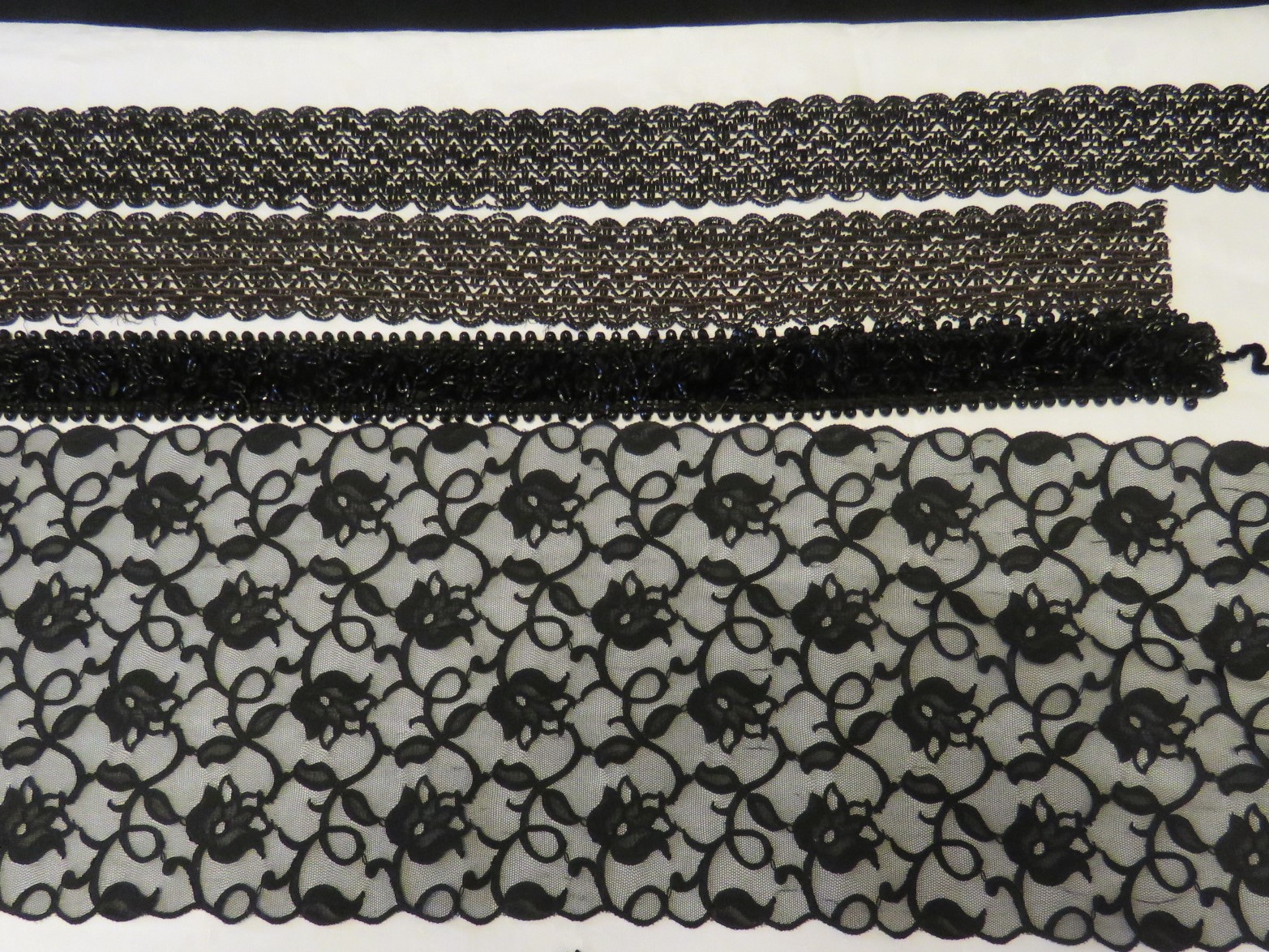 Used Vintage Black Lace Trims Lot Net Applique Remnant Velvet Beaded Costume Sewing Pre-owned (LAC-367)