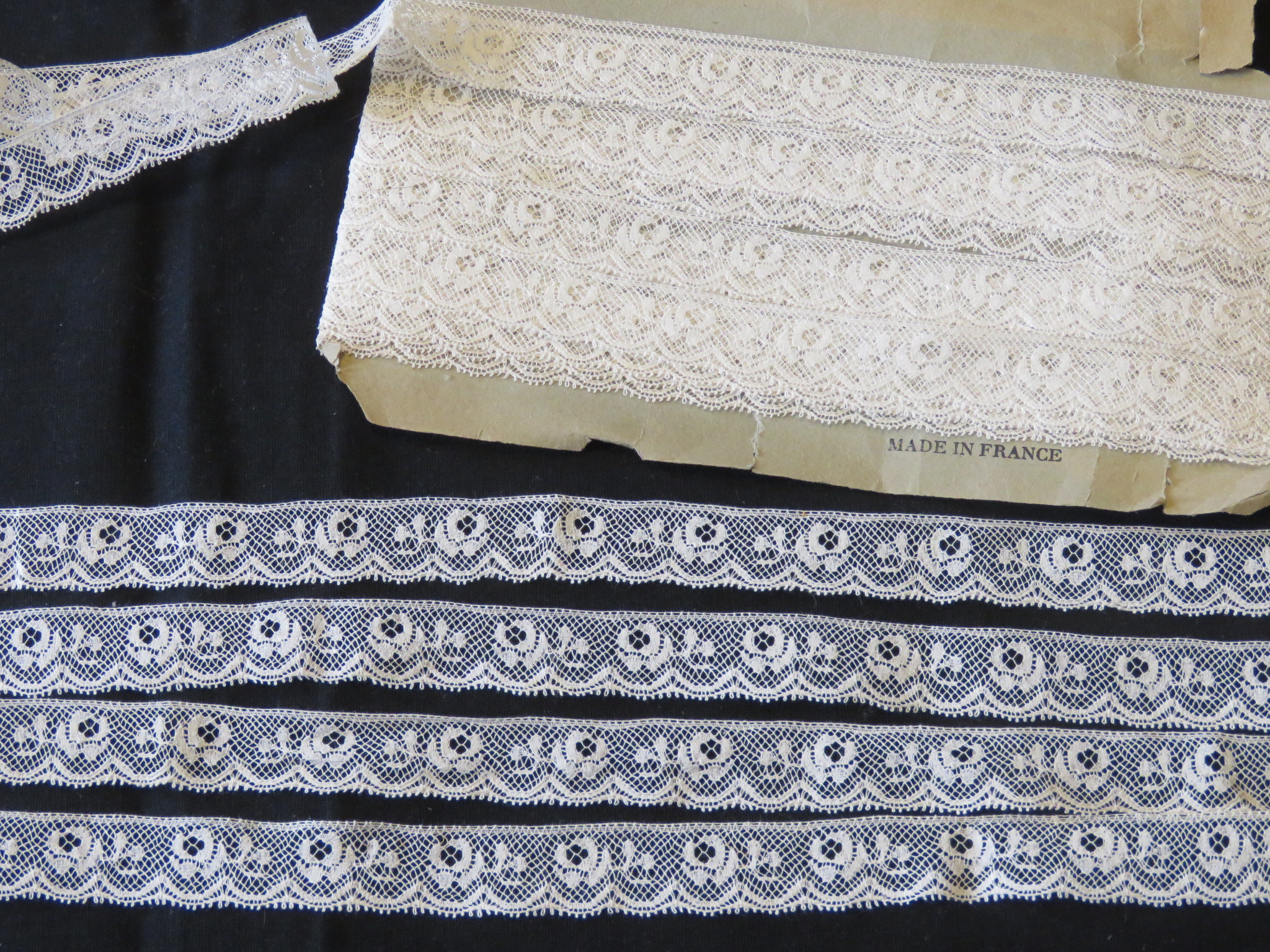 Unused Vintage Lace Trim White 3 yards x 1" Art Deco Flowers Scallop Edge (LAC-378) in Lace > Vintage Lace Trim