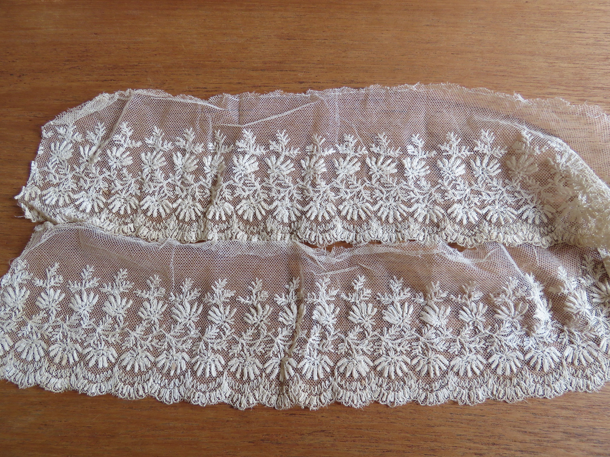 Antique Lace Trim Remnant Scallop Edge Machine Embroidered Floral Flower Ecru (LAC-42)