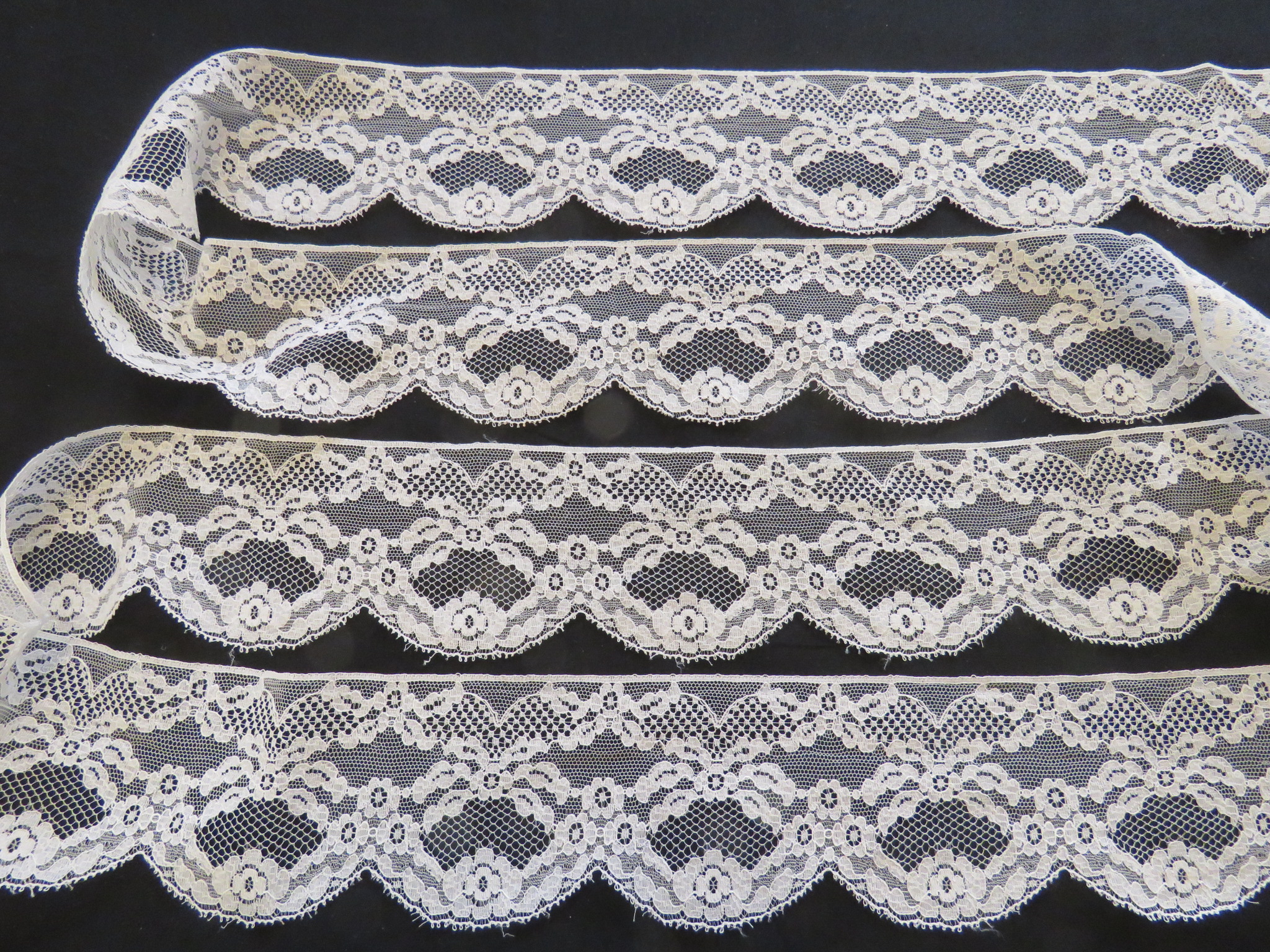 Unused Vintage Lace Trim 2 yards x 3" White Flower Scallop Edge Synthetic (LAC-54)