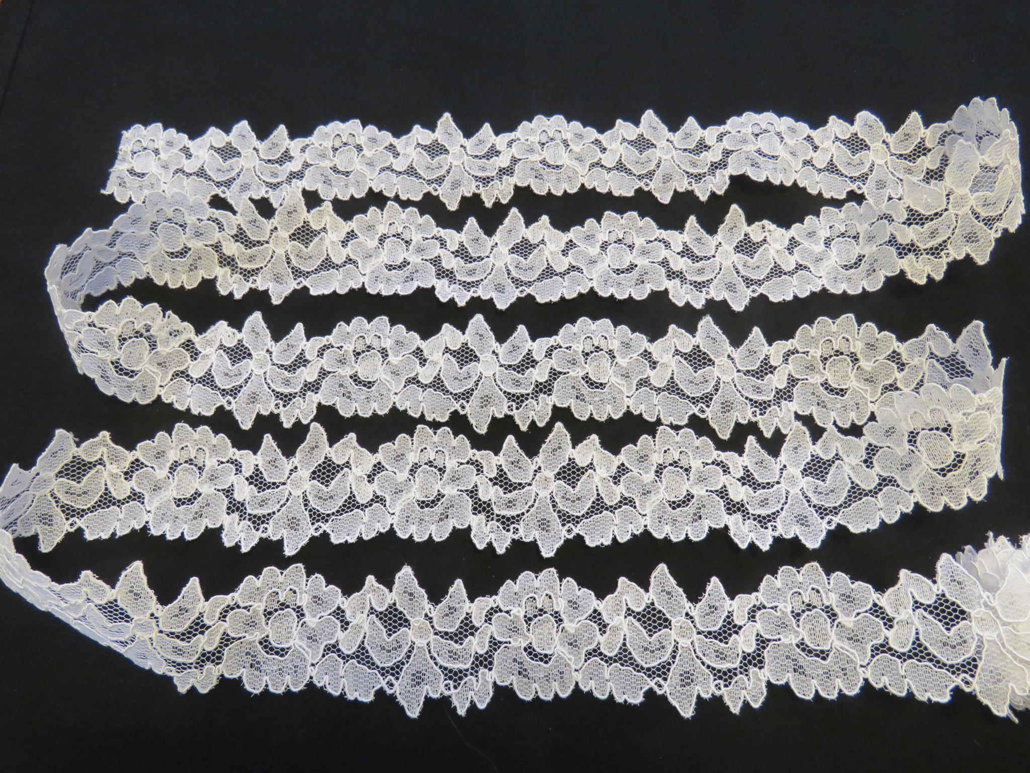 Unused Vintage Lace Trim Flower 2 yards x 2" White Synthetic  (LAC-55)