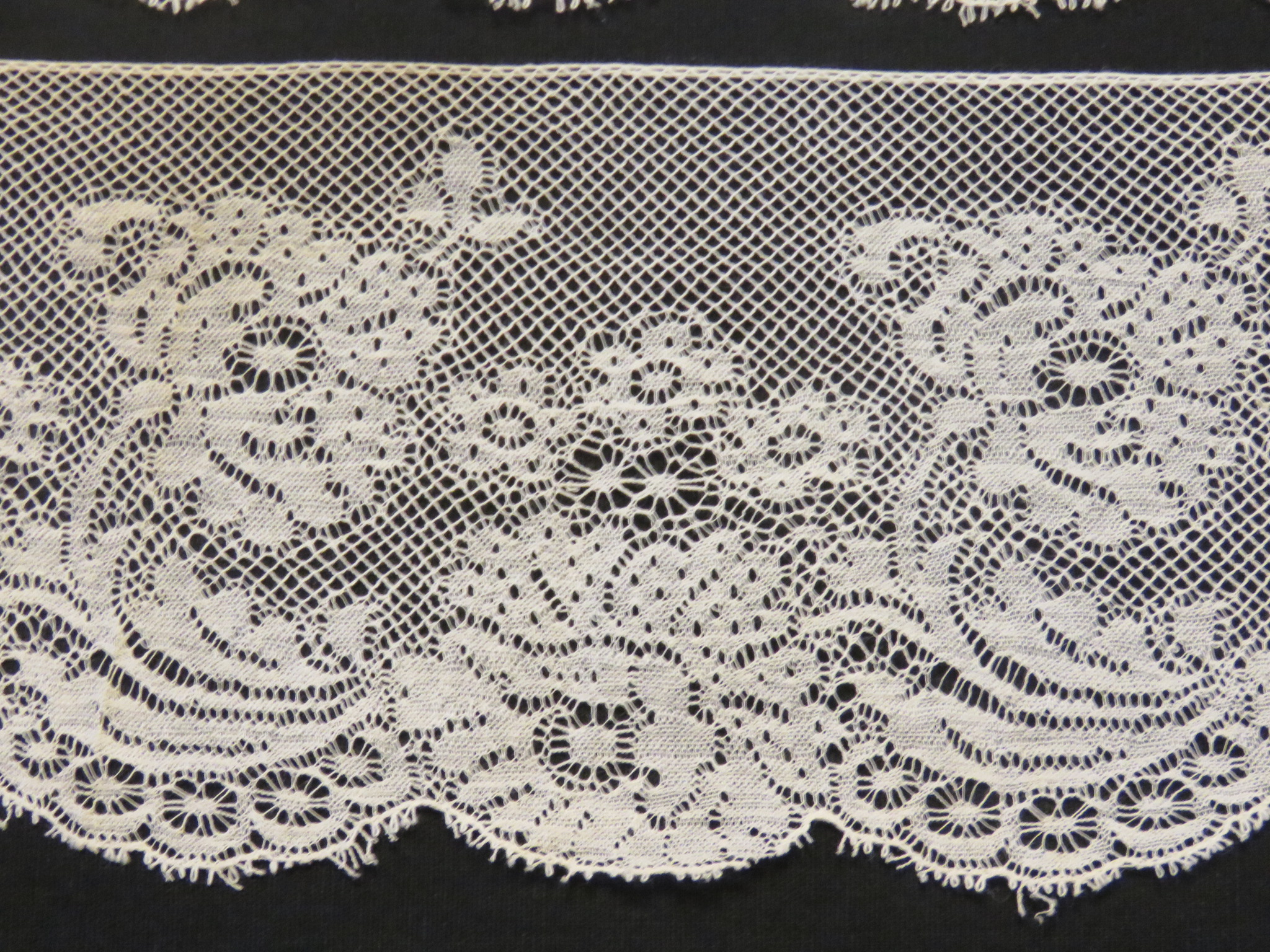 Unused Vintage Lace Trim Wide 3 yards x 3 1/2" Ivory Flower Motif  (LAC-58)