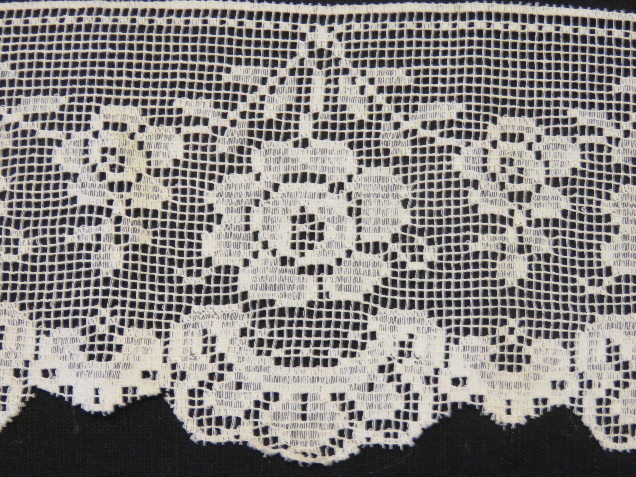 Unused Vintage Lace Trim  2 1/2 yards x 2 6/8 Filet Scallop Flower Dull Ivory (LAC-61)