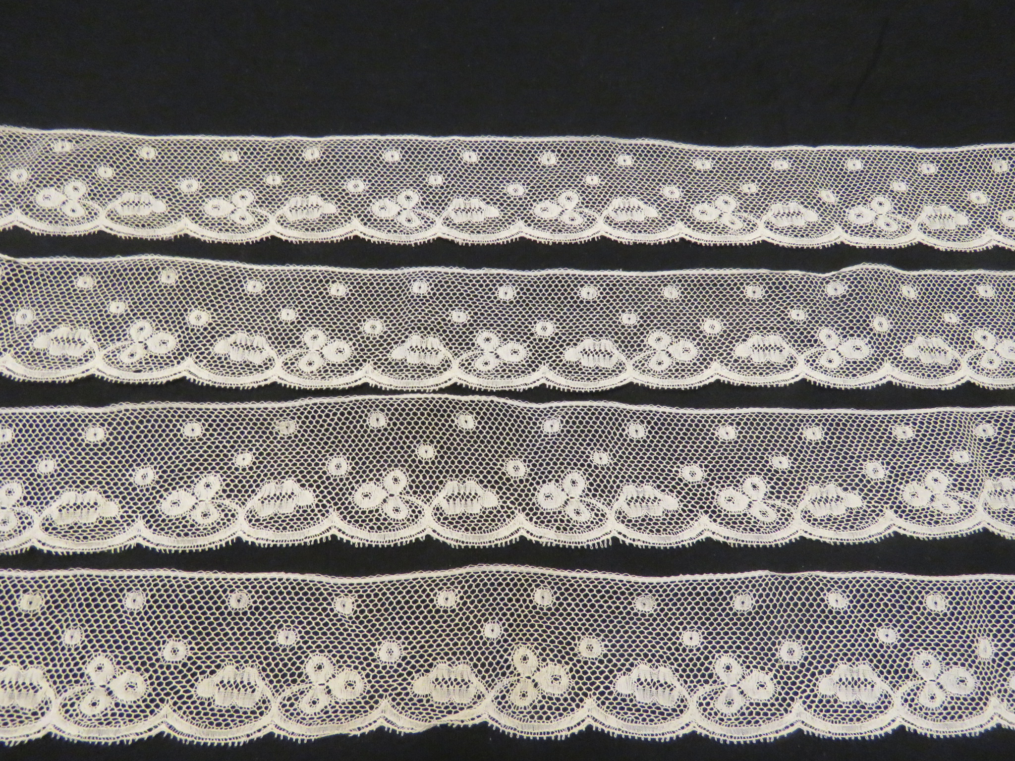 Unused Vintage Lace Trim Art Deco Flowers Circle Dots White  (LAC-67)