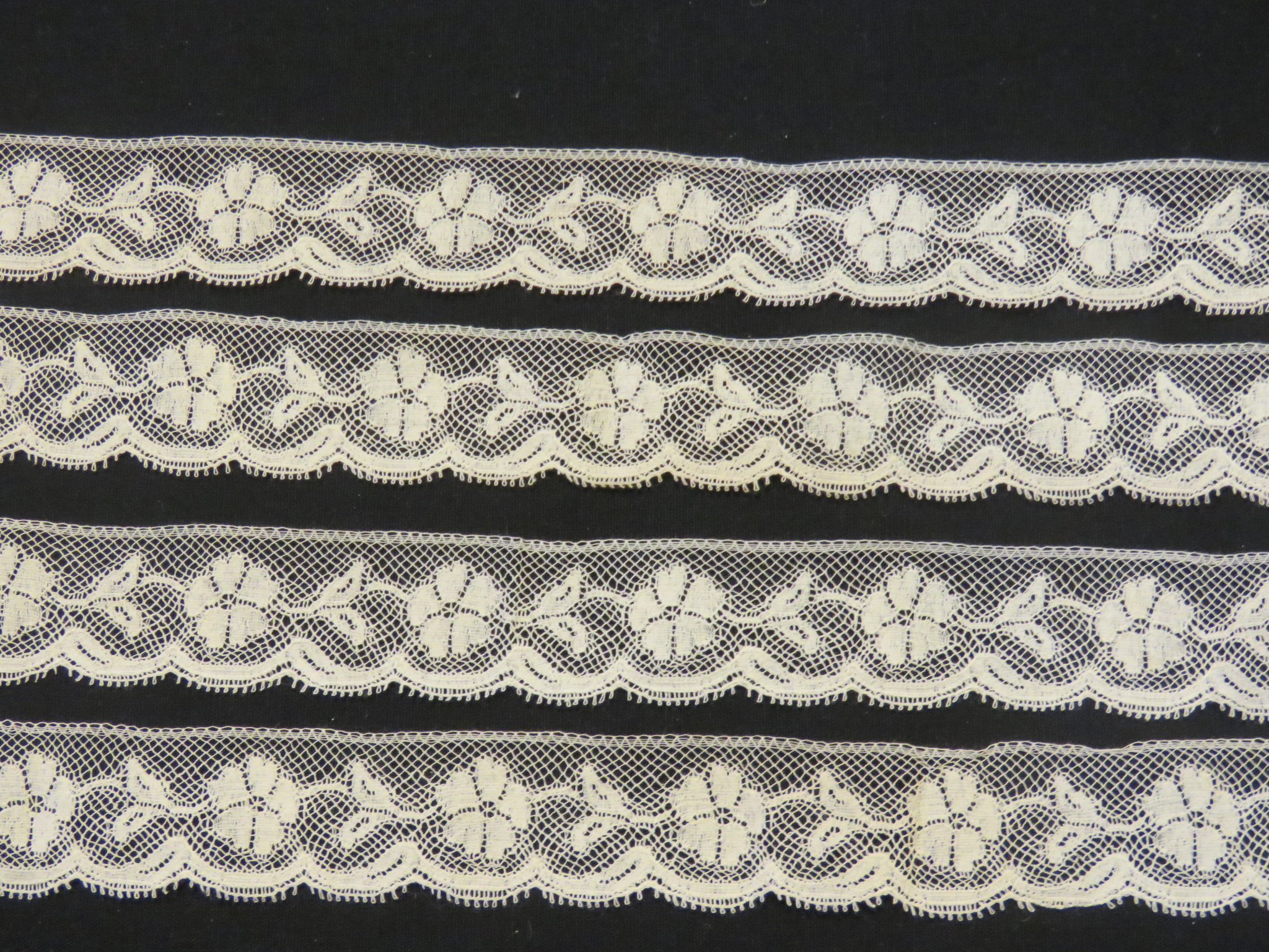 Unused Vintage Lace Trim Cream 3 yards x 1" Art Deco Flowers Scallop Edge  (LAC-73)